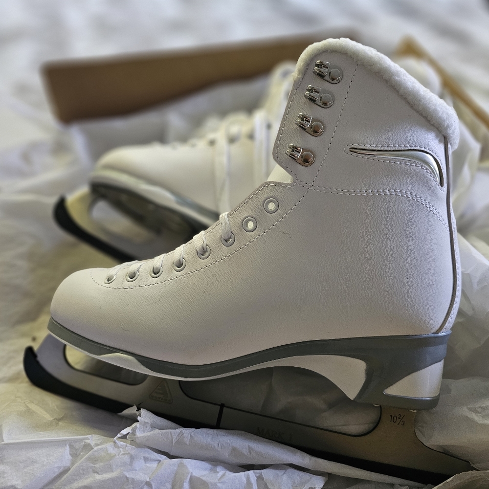 NEW Size 9 JACKSON 180 SOFT SKATE.